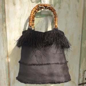 Borsa a secchiello da donna, in rafia nera, con frangia e manici in bamboo