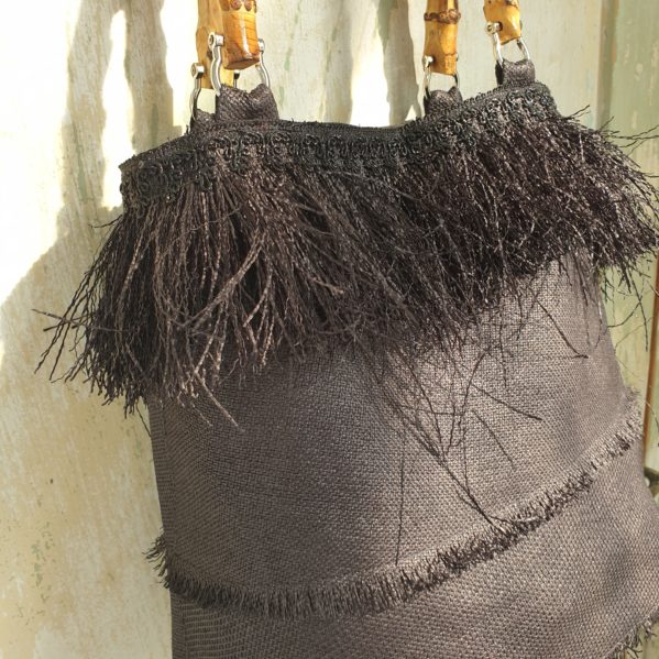 Borsa a secchiello da donna, in rafia nera, con frangia e manici in bamboo - immagine 2