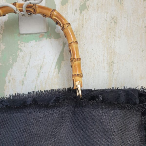 Borsa Tote in rafia nera, manici in bambù nel trend dell'estate - immagine 2