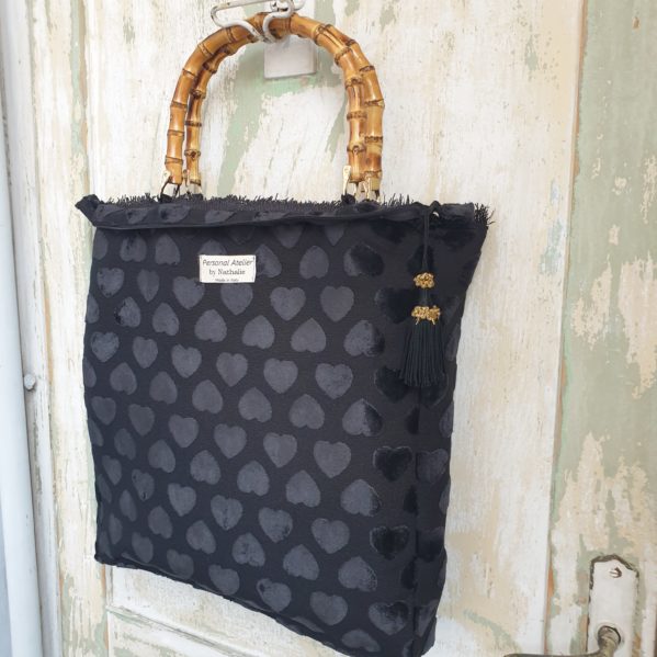 Borsa Tote in rafia nera, manici in bambù nel trend dell'estate - immagine 3