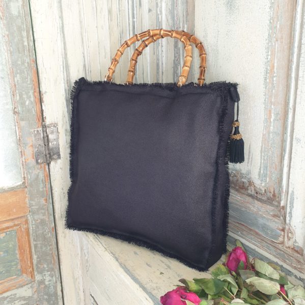 Borsa Tote in rafia nera, manici in bambù nel trend dell'estate - immagine 4