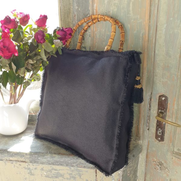 Borsa Tote in rafia nera, manici in bambù nel trend dell'estate