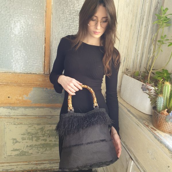 Borsa a secchiello da donna, in rafia nera, con frangia e manici in bamboo - immagine 3
