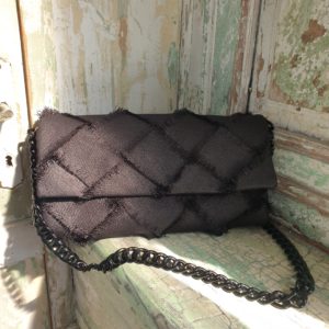 Pochette con l'intreccio in rafia nera a tracolla
